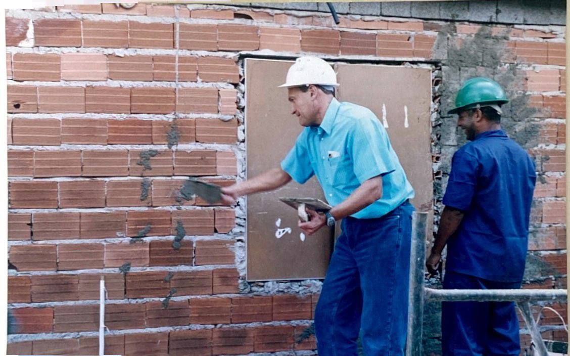 Hoje o #TBT é especial para lembrar que o trabalho por Diadema vem de longa data. Foi assim que construímos essa cidade, tijolinho por tijolinho.

#FilippiPrefeito #Diadema #Trabalho #LevoDiademanoPeito