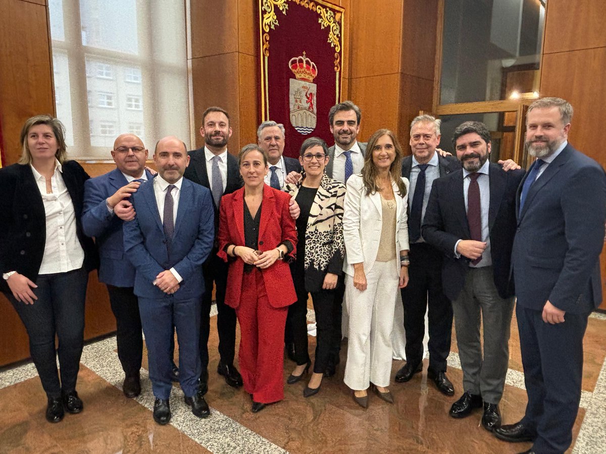Paula_Mouzo_Mas's tweet photo. Cos compañeiros deputados do PP da provincia da Coruña. Rematando un ano de traballo e obxectivos comúns. Que a saúde nos acompañe para seguir avante toda !!!! @acorunapp
#parlamentodegalicia #traballando #populares https://t.co/v0J1NuR8DV