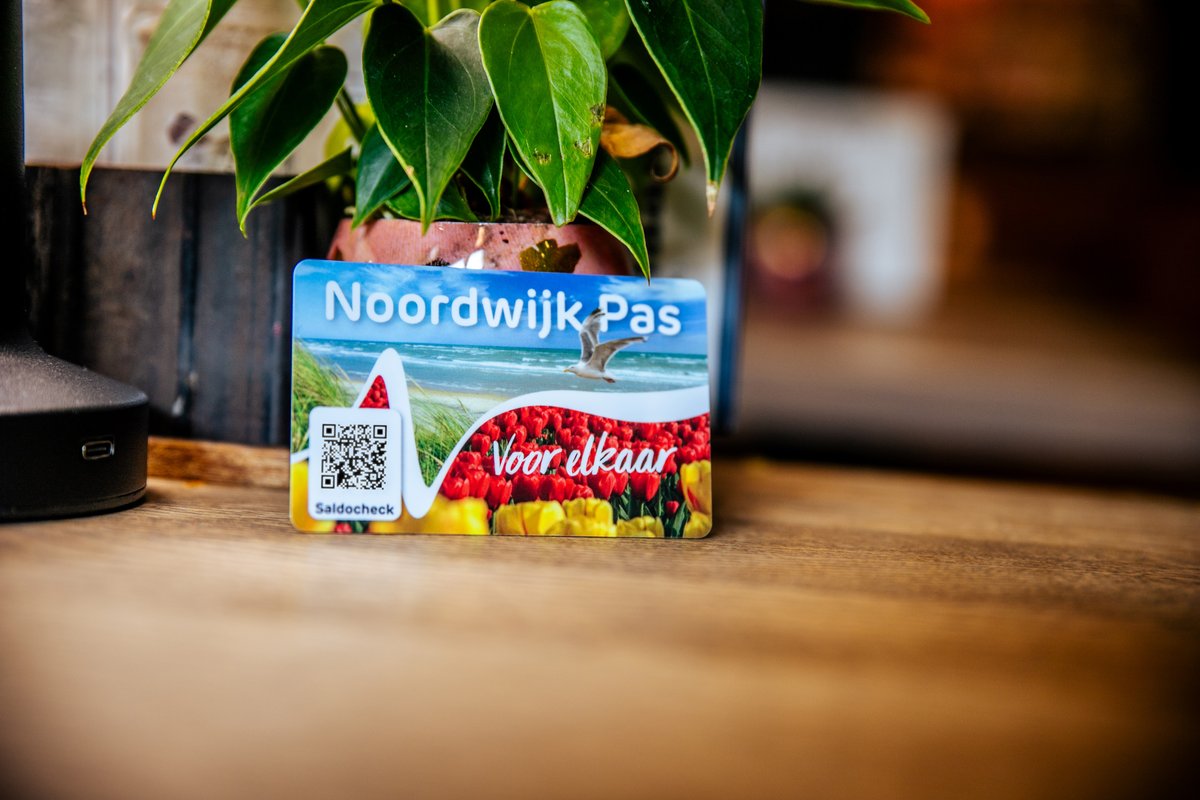 GroupCardNL's tweet image. Kerst is dit jaar een lokaal feest in de gemeente Noordwijk! Er zijn al 900 NoordwijkPas Cadeaukaarten verkocht met een totale waarde van € 20.000. Wil jij ook zo’n lokale cadeau-optie in jouw gemeente? groupcard.nl/oplossingen/lo…