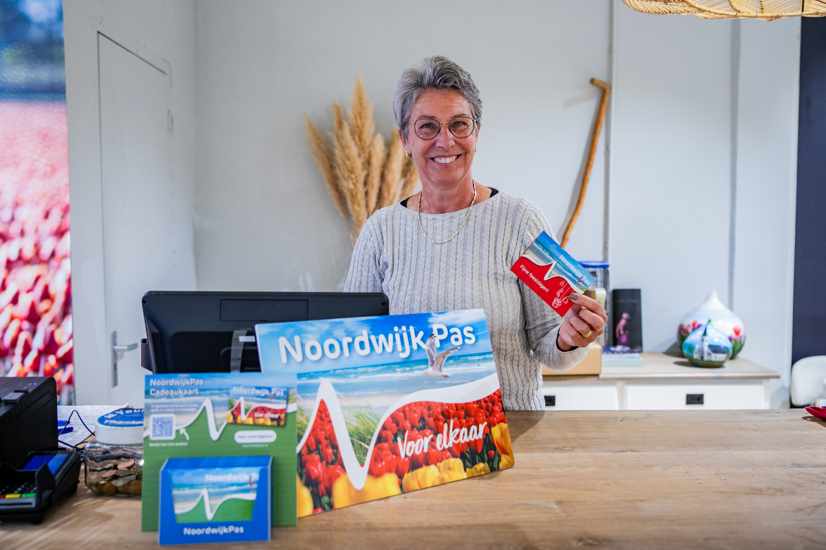 GroupCardNL's tweet image. Kerst is dit jaar een lokaal feest in de gemeente Noordwijk! Er zijn al 900 NoordwijkPas Cadeaukaarten verkocht met een totale waarde van € 20.000. Wil jij ook zo’n lokale cadeau-optie in jouw gemeente? groupcard.nl/oplossingen/lo…