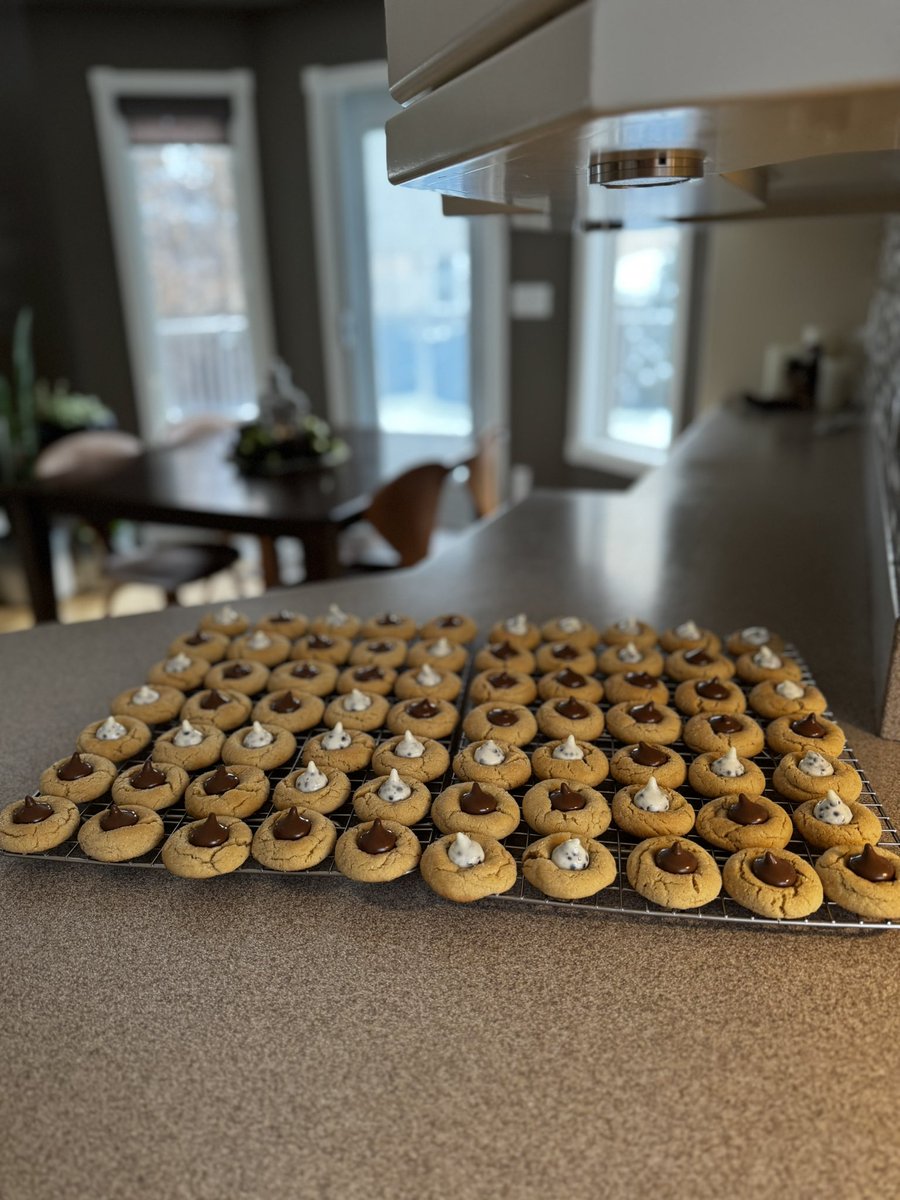 My Christmas baking today:
♥️ Millionaire shortbread
♥️ Peanut butter Blossoms