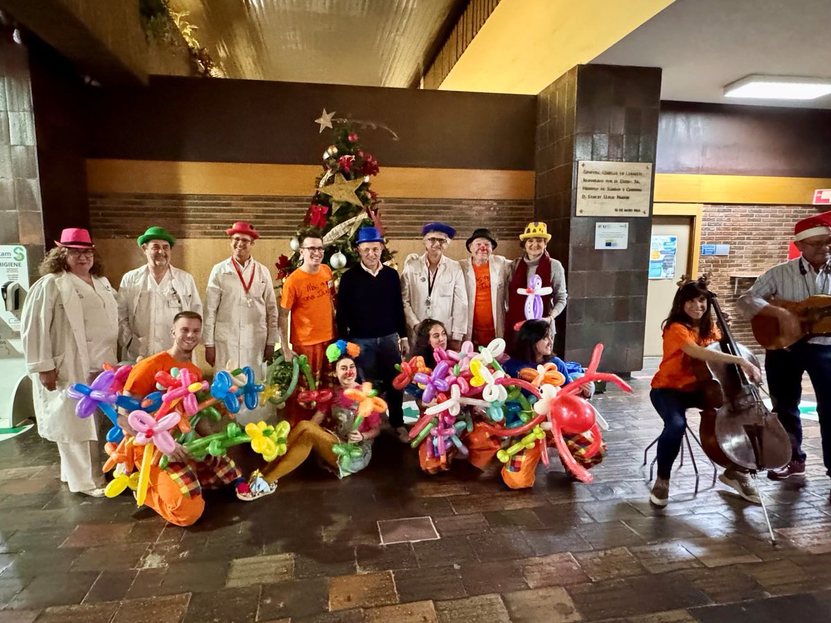 Selopezmanuel's tweet photo. La felicidad y la alegría de #AlbaceteEsNavidad llega también al Hospital de la mano de los voluntarios de “Más Que Una Ilusión”. 

La música y la risa transforman los momentos difíciles en instantes llenos de esperanza. https://t.co/R3zEuAlOgw