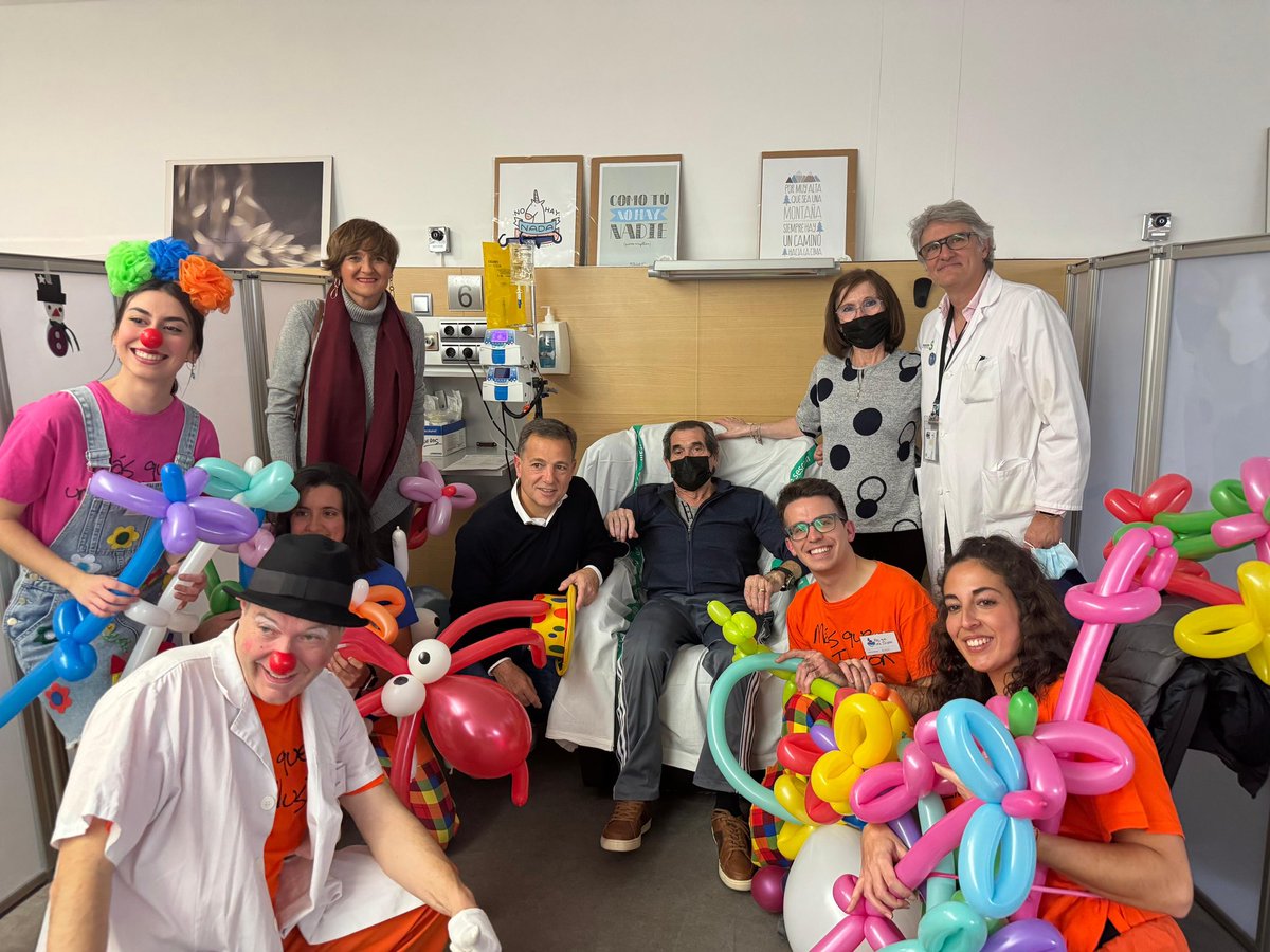 Selopezmanuel's tweet photo. La felicidad y la alegría de #AlbaceteEsNavidad llega también al Hospital de la mano de los voluntarios de “Más Que Una Ilusión”. 

La música y la risa transforman los momentos difíciles en instantes llenos de esperanza. https://t.co/R3zEuAlOgw