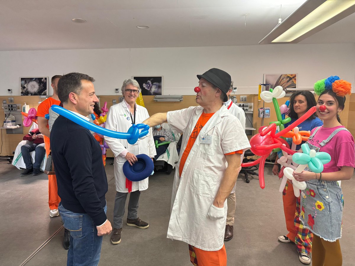 Selopezmanuel's tweet photo. La felicidad y la alegría de #AlbaceteEsNavidad llega también al Hospital de la mano de los voluntarios de “Más Que Una Ilusión”. 

La música y la risa transforman los momentos difíciles en instantes llenos de esperanza. https://t.co/R3zEuAlOgw