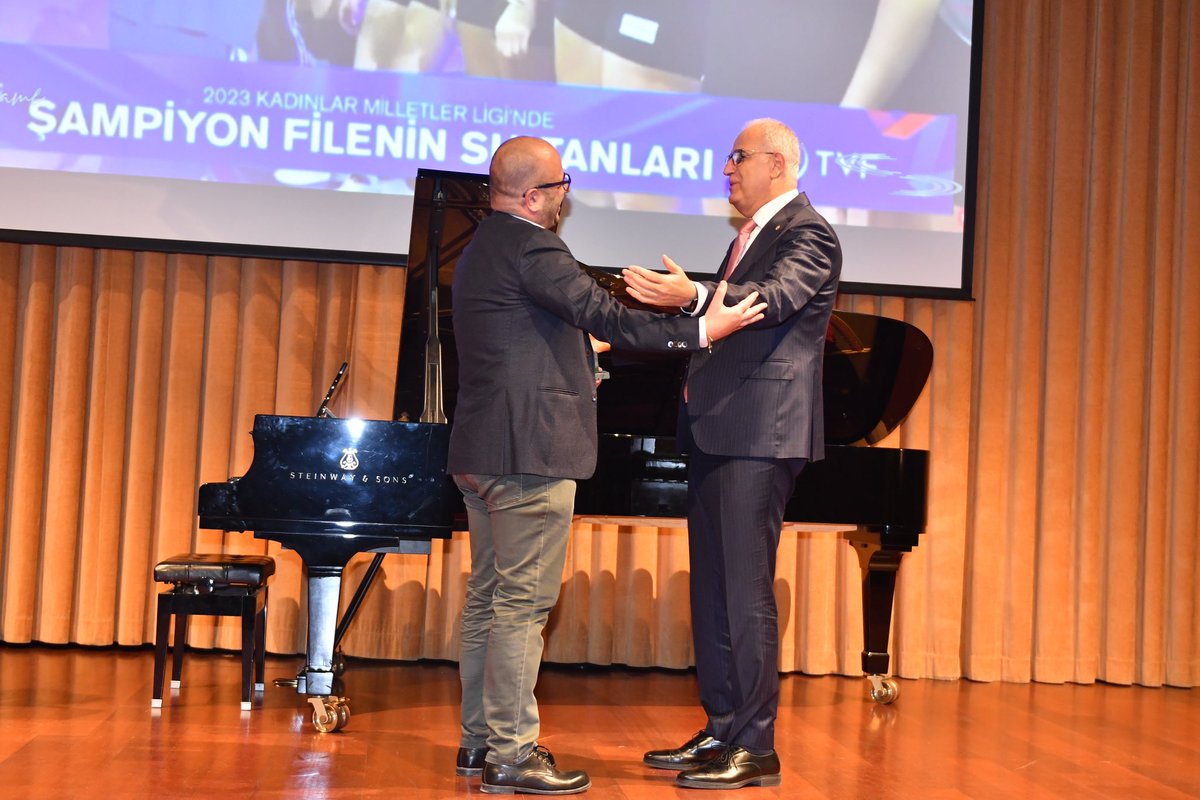 makifustundag's tweet photo. 14. Boğaziçi Üniversitesi Spor Ödülleri'nde şahsımı "En İyi Spor Yönetici" ödülüne layık gören sporseverlere ve spor komitesine teşekkür ederim. Beni bu ödülden daha çok mutlu eden şey ise voleybol ailemizin birçok paydaşının farklı ödül ile taçlandırılması oldu. 

"Yılın En İyi Voleybolcusu" ödülünü Melissa Vargas, "Yılın Antrenörü" ödülünü 20 Yaş Altı Kadın Voleybol takımımızın Başantrenörü Gökhan Durmaz kazanırken; "Sportmanship Brotherhood Keep Faith With Your Comrade" özel ödülü ise geçtiğimiz yaz Avrupa Şampiyonu olarak hepimizi gurulandıran 20 Yaş Altı Kadın Voleybol takımımızın oldu. 

Voleybol ailemizin başarısını taçlandıran tüm sporseverlere bir kez daha şükranlarımı sunuyorum. Türk voleybolu için durmadan çalışmaya ve başarılar kazanmaya devam edeceğiz.