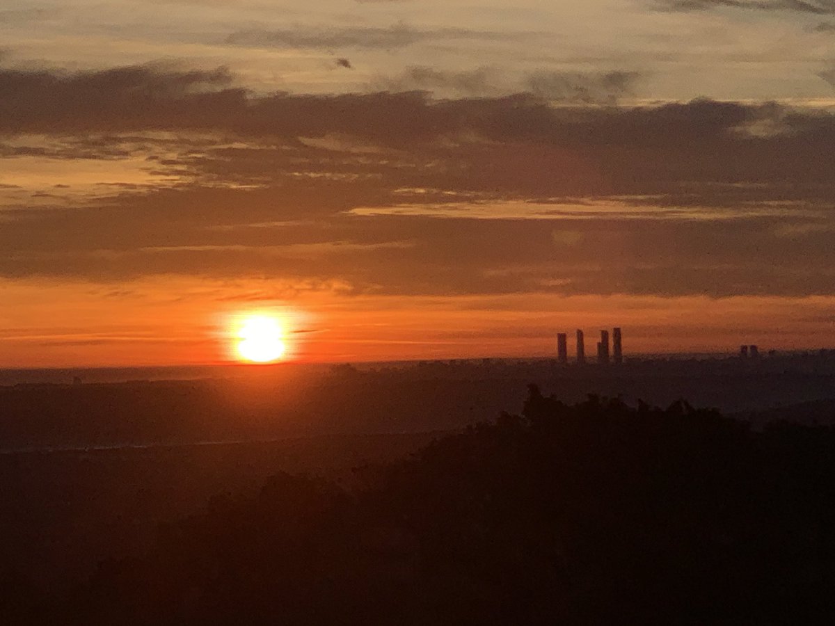 PhaseServicios's tweet photo. ¡Que bonito es ver amanecer trabajando! Grabando la Final de Maestros de la Costura Celebrity https://t.co/vGpp0WUOla