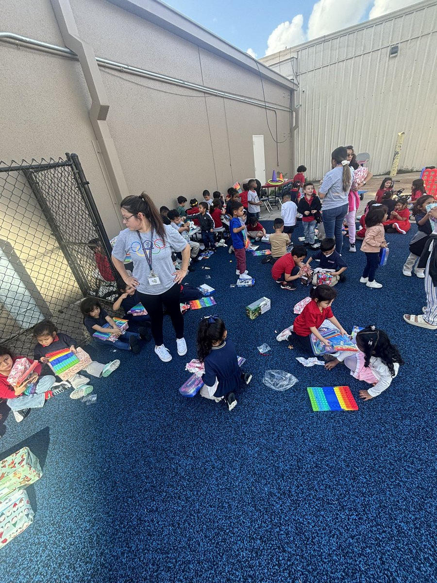 Atwice_'s tweet photo. Giving back is always special. There's something truly rewarding about knowing you've made a difference. Thank  @justinallen_13 @lilystoybox for bringing me out and giving me the opportunity to make a difference. It was an honor to put smiles on the kids' faces! https://t.co/lbCSf0jNee