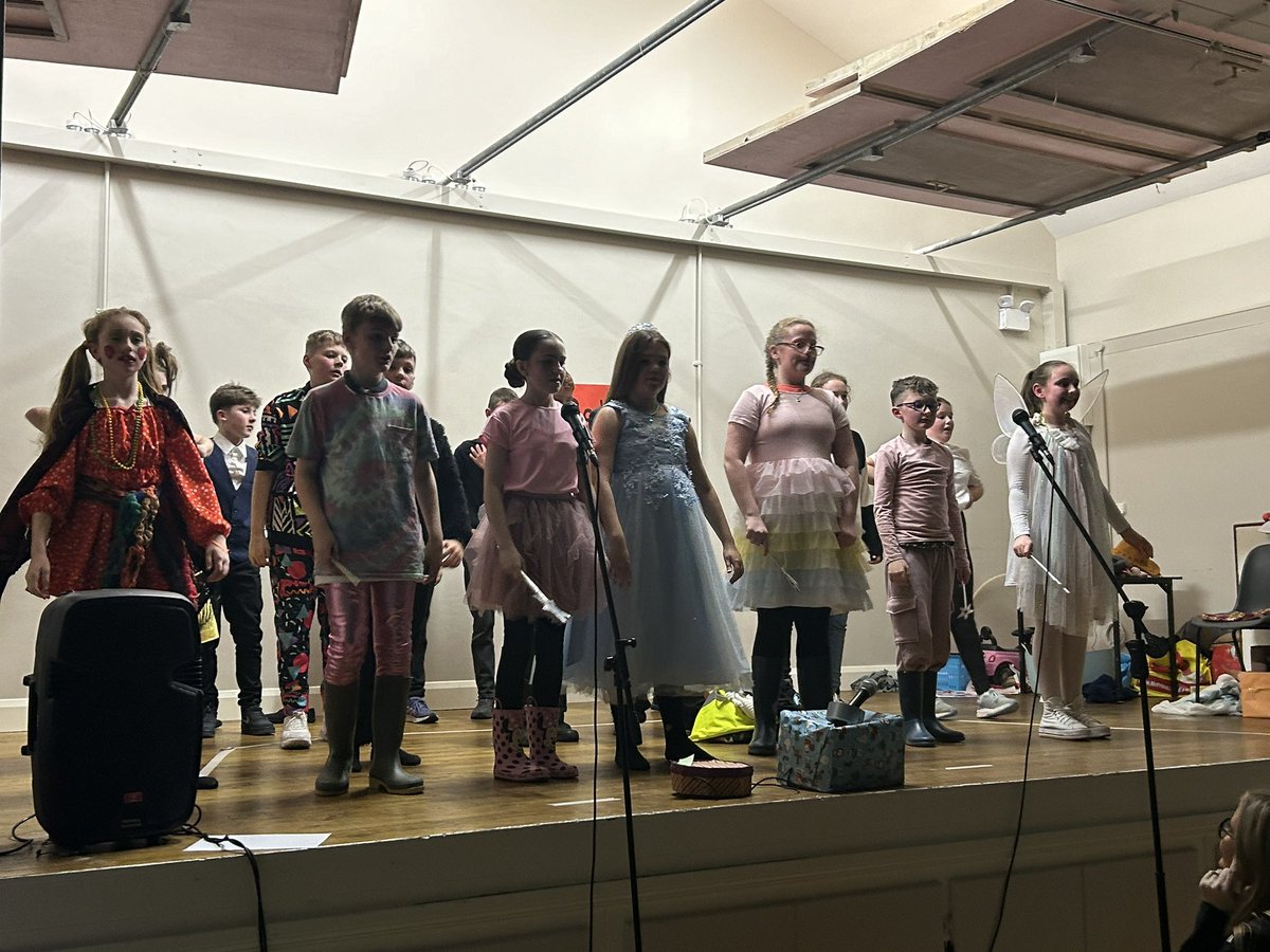 Monard NS rocked the Christmas Concert on 6th Dec with festive songs, poems, and a show-stopping Cinderella Rockafella! 🎄🎤🎉