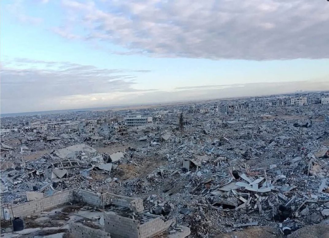 Rafah, a la izquierda en 2012, a la derecha hoy día. Era el hogar de ~1,4 millones de palestinos, más de la mitad de ellos menores de 20 años.

Hoy es inhabitable. El estado de Israel, en lo que los medios propagandísticos continuamente han llamado "el bombardeo más preciso