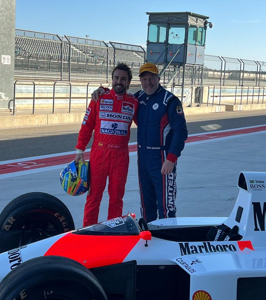 Lo de Alonso vestido con el mono de Senna es una imagen que no va dura no, va durísima de cojones.