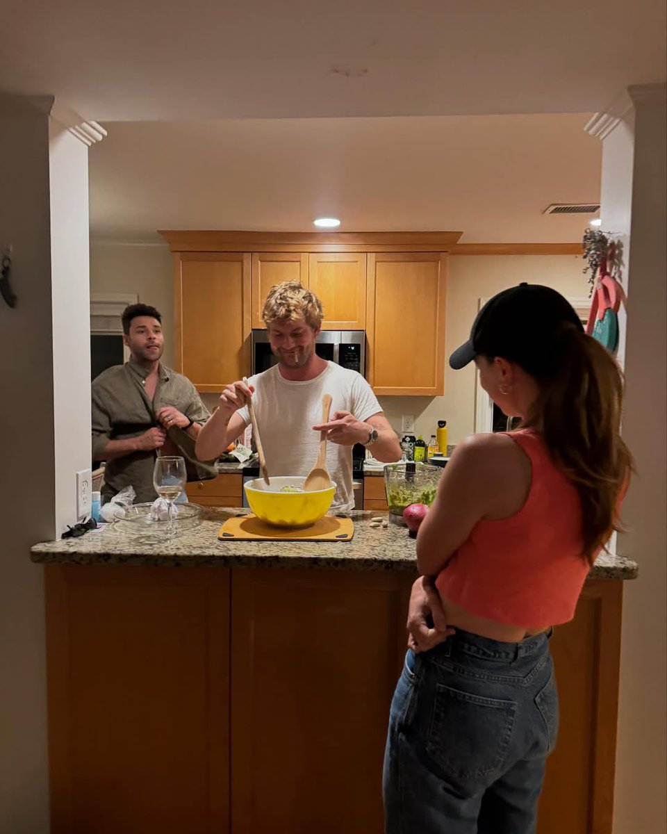 mbenoistbr's tweet photo. Melissa Benoist com Rafael Silva e Jake Weary durante as gravações de ‘The Waterfront’.

📸 Danielle Campbell via Instagram. https://t.co/dQgct2MxUb