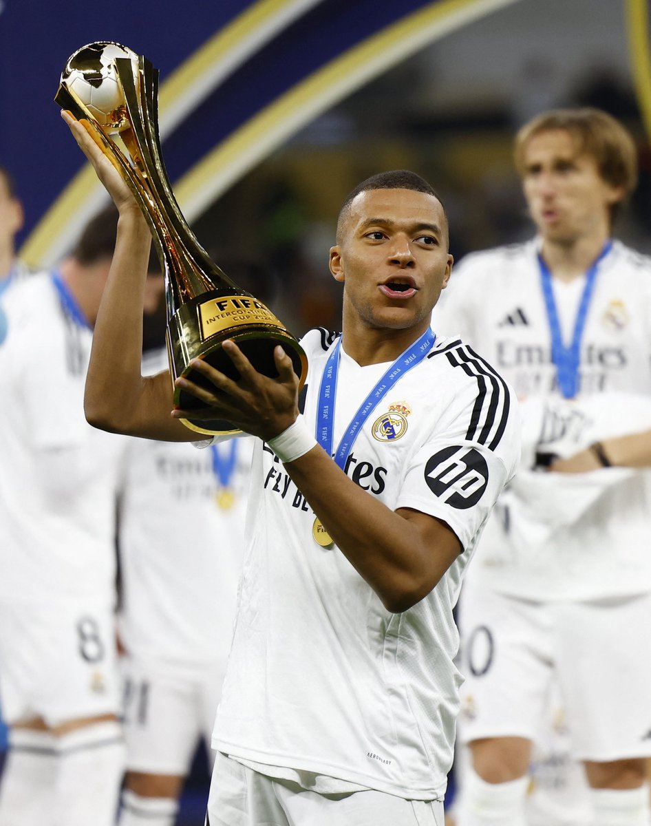 MadridXtra's tweet photo. 🚨 Kylian Mbappé with the trophy. https://t.co/YoTw5Q2dX8