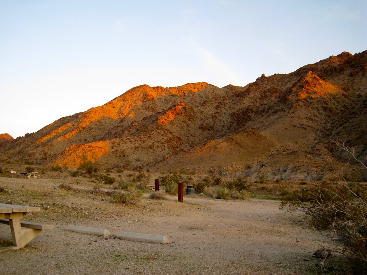 caltechalumni's tweet image. Nick Van Buer, PhD (BS '05), trekked 530 miles across the Mojave Desert, turning the desert into a classroom, a laboratory, and an endless source of inspiration for future geologists. Read more about his journey: alumni.caltech.edu/miles-and-mile…
#CaltechAlumni