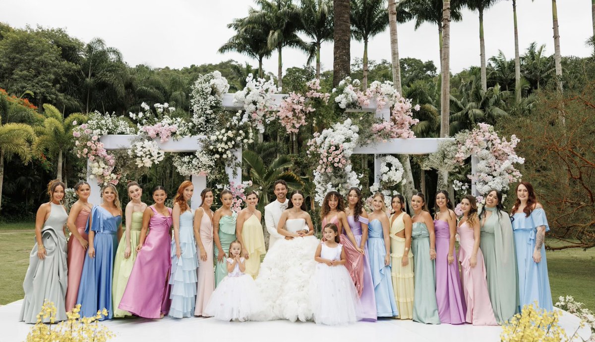 LarissaUpdates's tweet image. Novas fotos de Larissa Manoela com suas madrinhas e padrinhos. 🤍