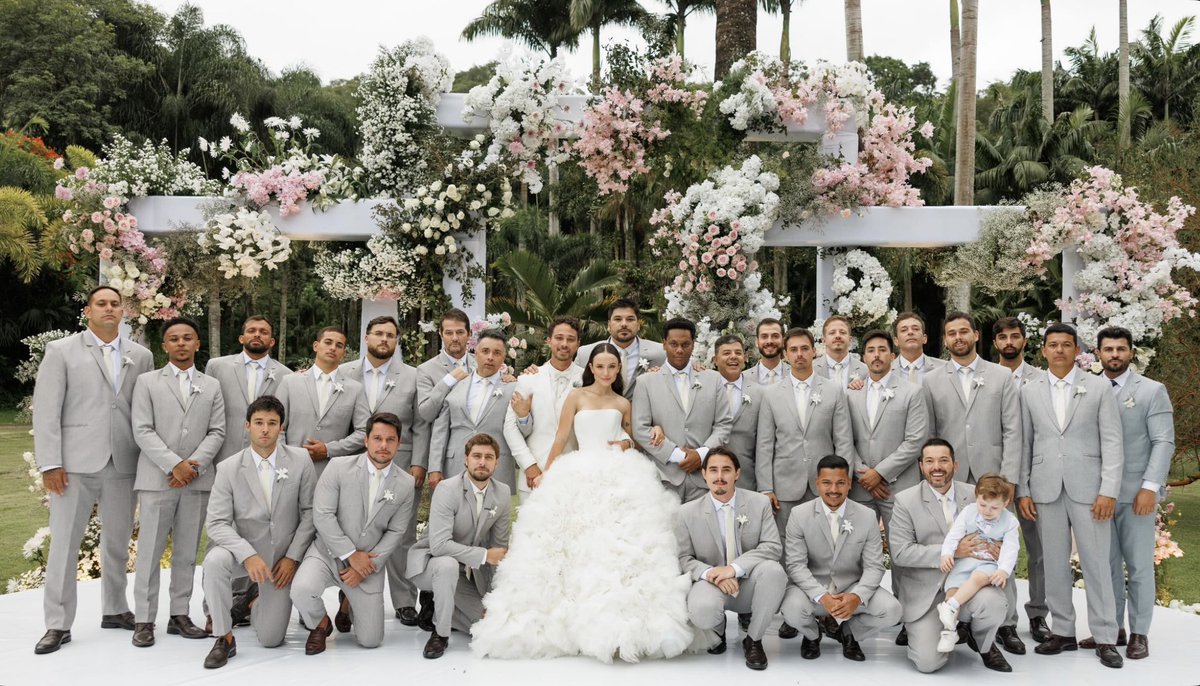 LarissaUpdates's tweet image. Novas fotos de Larissa Manoela com suas madrinhas e padrinhos. 🤍