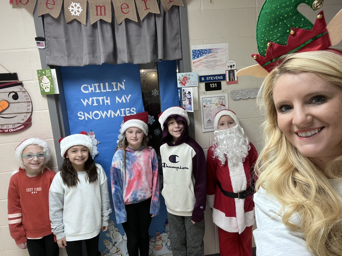 Brit11bravo's tweet photo. Mrs. Stevens is chillin’ with her snowmies ☃️ #doordecorating #classroomdoor #joythroughartchallenge @KEDC_HERO @KEDCGrants @KedcARTS https://t.co/yRKTfcQPlG