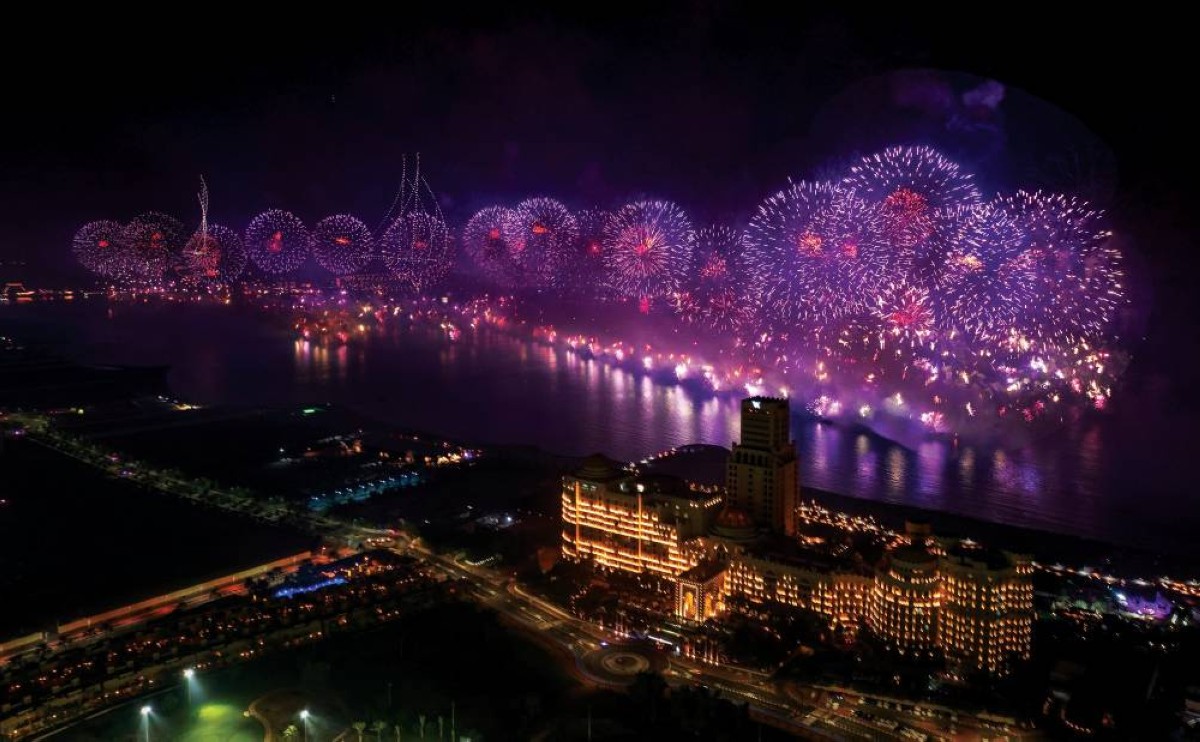 دعت القيادة العامة لشرطة رأس الخيمة، أفراد المجتمع الراغبين بحضور احتفالات ليلة رأس السنة الجديدة على الواجهة المائية لجزيرة المرجان وميناء العرب، إلى تسجيل مركباتهم الخاصة لضمان سهولة الوصول إلى تلك المواقع وحجزها