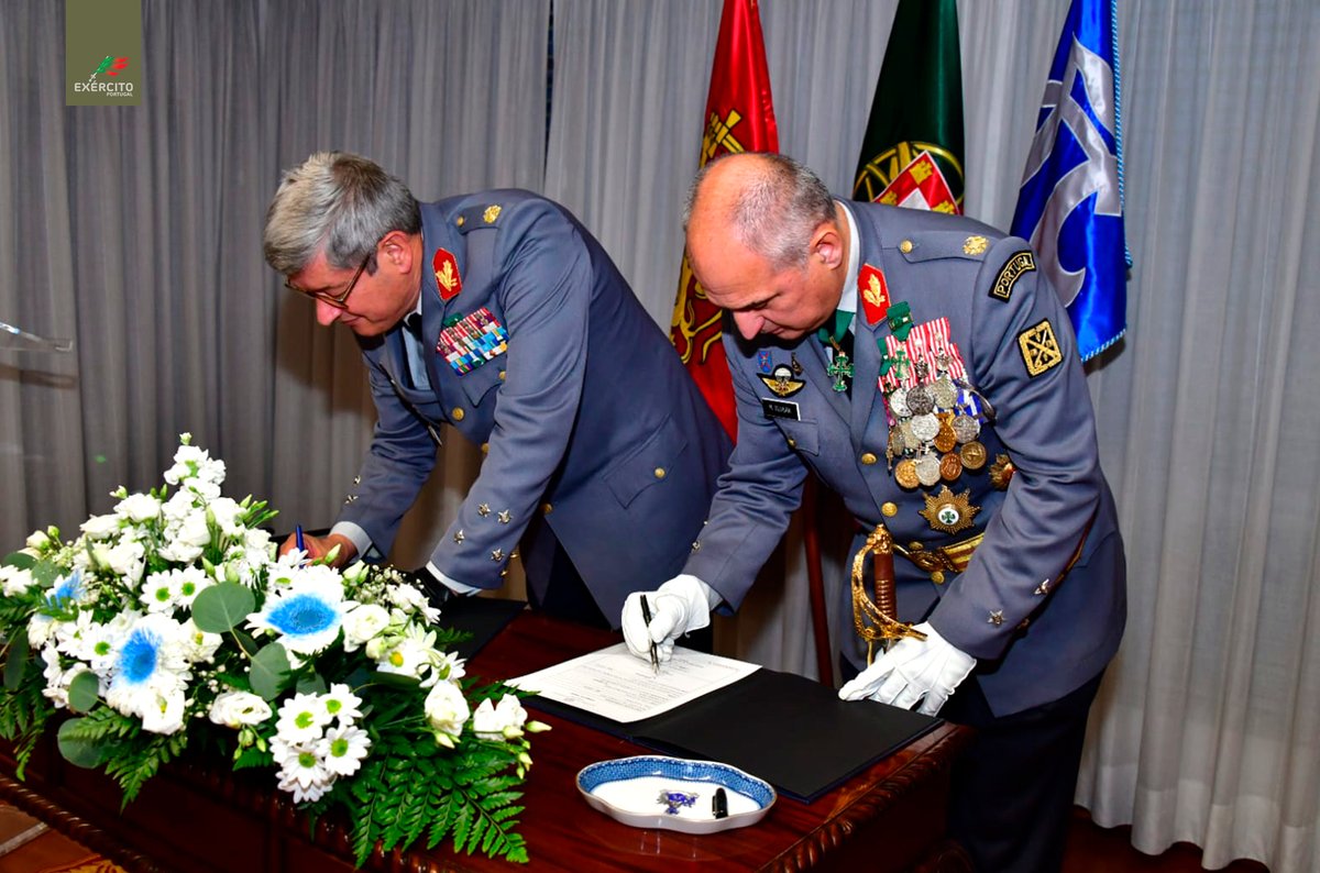 Exercito_pt's tweet photo. 📢Hoje, decorreu no Comando da Logística a cerimónia de Tomada de Posse do novo Quartel-Mestre-General, Tenente-General João Luís Morgado Silveira, substituindo no cargo o Tenente-General Matos Alves.
#ExércitoPortuguês #CmdLog #Potencial_Humano #Legado_Histórico #Liderança https://t.co/UWZjondpsQ