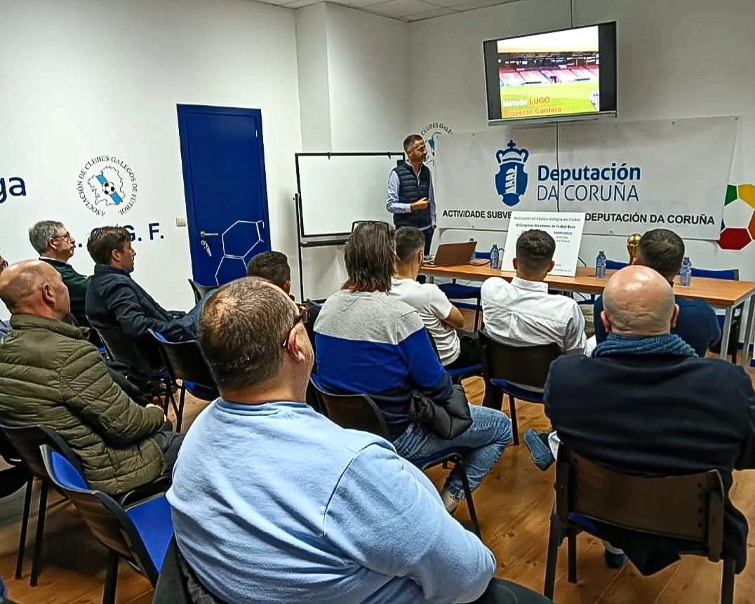 CDLugoCanteira's tweet photo. 📸 O noso director de canteira, @_david_paez, participou como ponente no IX Congreso de Monitores de Fútbol Base organizado pola @acgfutbol en Santiago de Compostela. 

#CanteiraAlbivermella
#ForzaLugo https://t.co/bypFmUoCnM