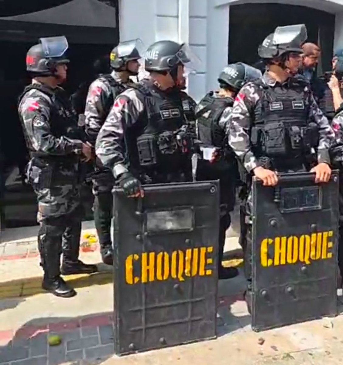 A violenta repressão aos trabalhadores em educação é inaceitável. O crime aconteceu dentro da Alepa, onde um punhado de deputados, a mando do governador, mutilou o estatuto do magistério e retirou direitos históricos da categoria! Hélder inimigo da educação.