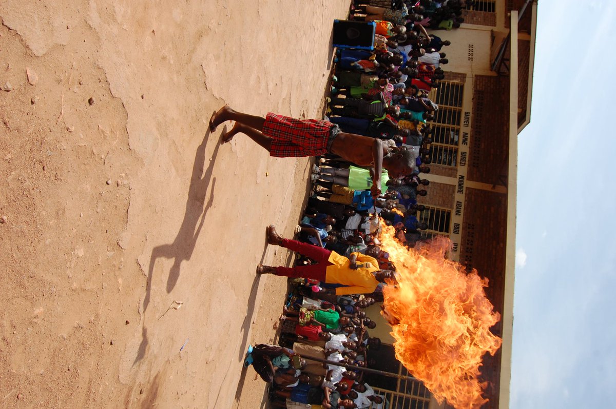 Mubyaro tuba dufite impano Nuko tubura Aho tuzerekeza nagiye gufotora ahantu hamwe mukigo cya secondary ariko abana berekanye impano irenze izindi kubantu bazi ibintu bya coroabas murabona iyi mpano idatangaje kweli❤️❤️❤️❤️