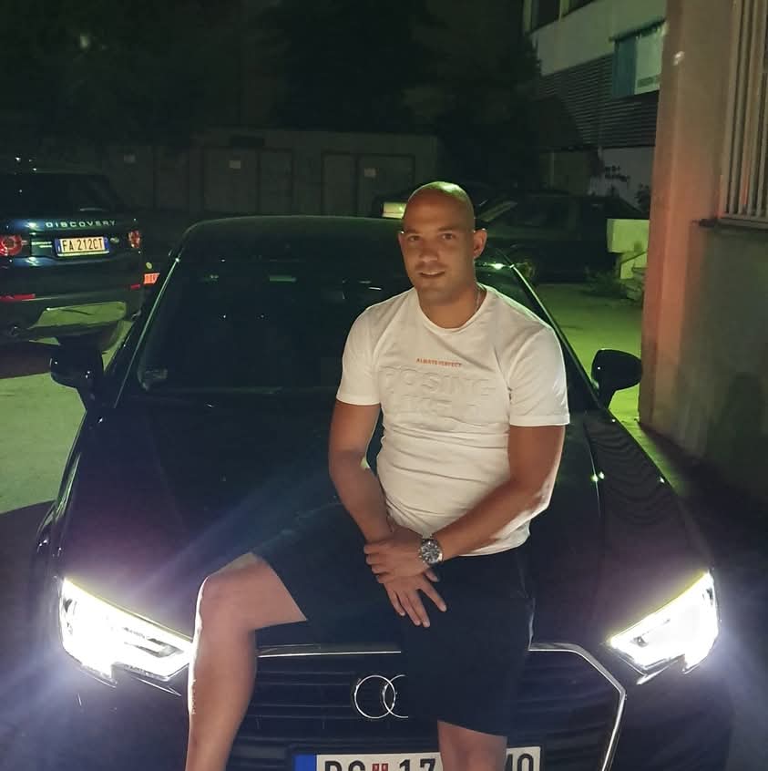Buki1Ivan's tweet photo. Darko Zelić iz Požarevca. Preti srednjoškolcima iz Velikog Gradišta :"Samo mi stanite na put kada budem dosao, bice vam to poslednji izlazak u grad🤗oni nama ulice mi njima kuce i zgrade u kojima zive,svaka akcija ima reakciju" AJDE DA VIDIMO REAKCIJU NA OVO, NEK GA ZNA SRBIJA RT https://t.co/BwU8BTwkxG