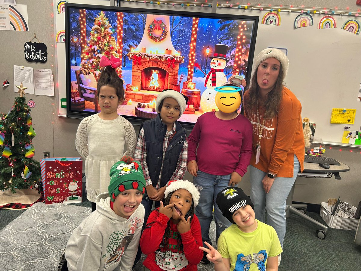 Christmas head/hat day with this silly 3rd graders! #TESLeads #gcisd