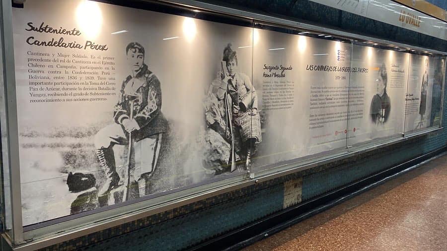 Vitrina Metro Lo Ovalle🚇 
¿Conoces la vitrina del @mhmchile ubicada en el Metro Lo Ovalle en la que se destaca el aporte y valiosa labor de las Cantineras del Ejército de Chile? ¿no? Entonces los invitamos a visitarla .