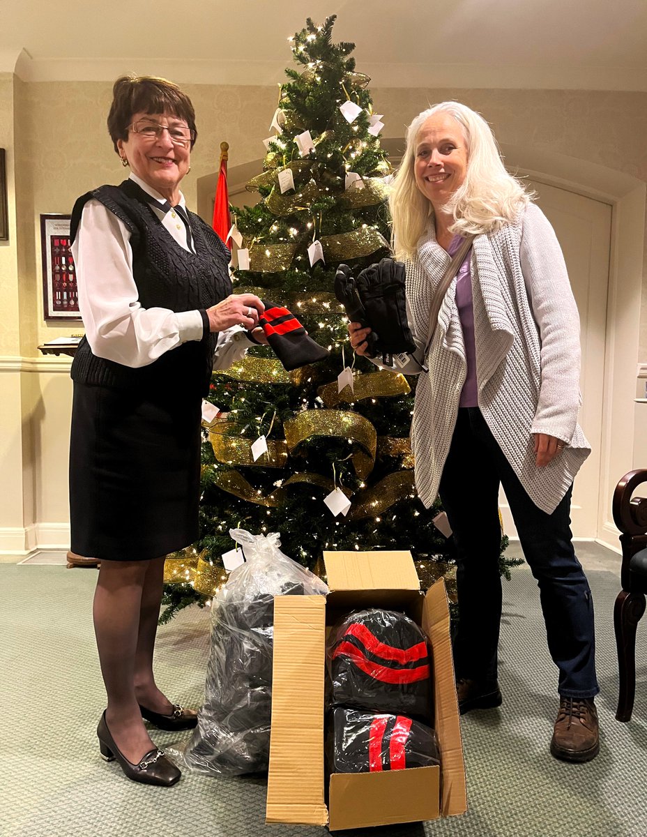 'Tis the Season for Giving 🎁🎄
This week, our president, Sharon McGarry, had the honor of making a special donation on behalf of Kiwanis of Bytown. Hats and gloves were graciously presented to Sarah Pearce of <a href="/OttawaInnercity/">Ottawa Innercity Ministries</a>  1/2