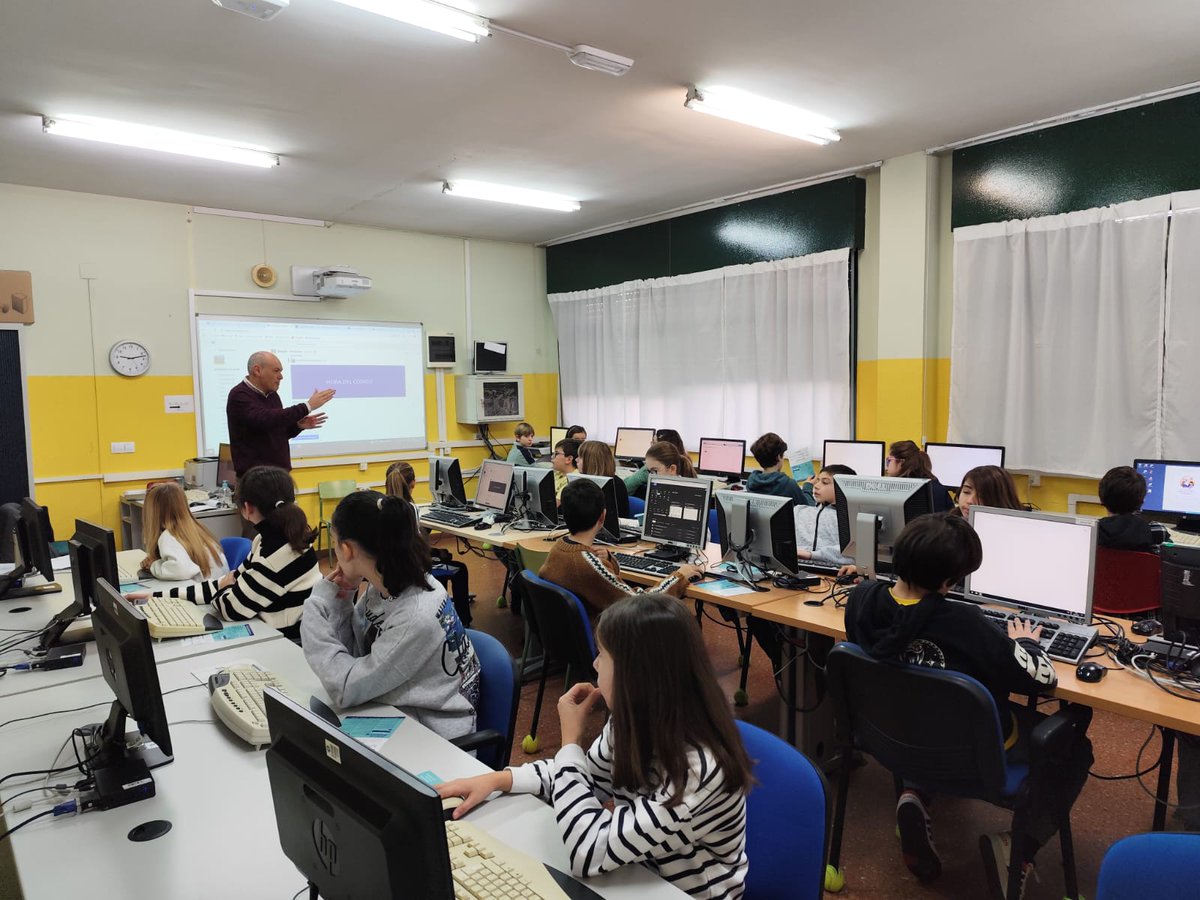 cpbaudilio's tweet photo. Hoy hemos participado en la #HoradelCodigo con un invitado muy especial, Vicente Rodríguez, padre de nuestra alumna Sara y voluntario del @citipa y del @coiipa para acercar la programación a los menores asturianos. #HourOfCode https://t.co/zknaXnw3dq