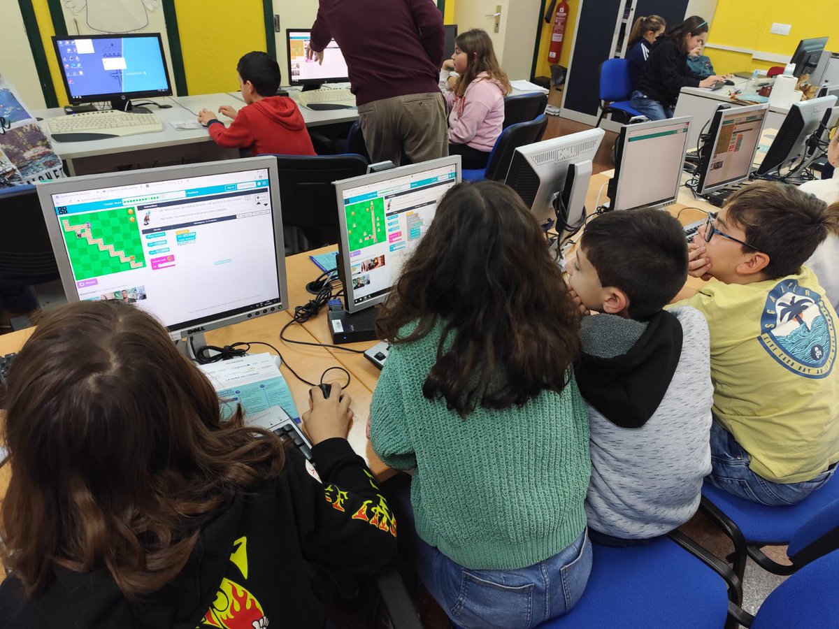 cpbaudilio's tweet photo. Hoy hemos participado en la #HoradelCodigo con un invitado muy especial, Vicente Rodríguez, padre de nuestra alumna Sara y voluntario del @citipa y del @coiipa para acercar la programación a los menores asturianos. #HourOfCode https://t.co/zknaXnw3dq