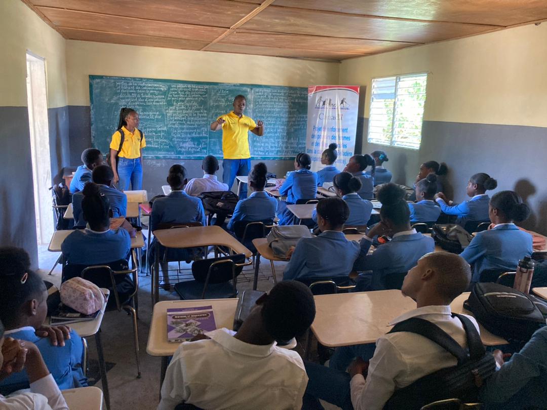 fondZanmiTimoun's tweet photo. Toujours dans le cadre du projet de renforcement des pouvoirs des femmes et des filles vulnérables dans la commune de Belladère financé par les Fonds Canadiens d'initiatives Locales (FCIL)...
https://t.co/bi0SfXlKEm https://t.co/icWglkVLTm