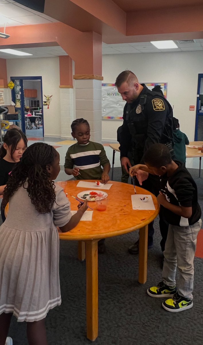 jillparaska's tweet photo. Thank you Suffolk Police Department for painting with the students at Creekside Elementary School! ☃️☃️ @SufVAschools @SuffolkVaPD #CESg8rs https://t.co/mTrgT4oGh0