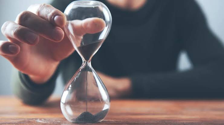 “Los pensamientos del diligente ciertamente van a la abundancia, pero todo el que se apresura, indefectiblemente va a la pobreza.” - Proverbios 21:5

Traducción : “No hay cosas urgentes, hay pendejos con prisa” - anónimo.