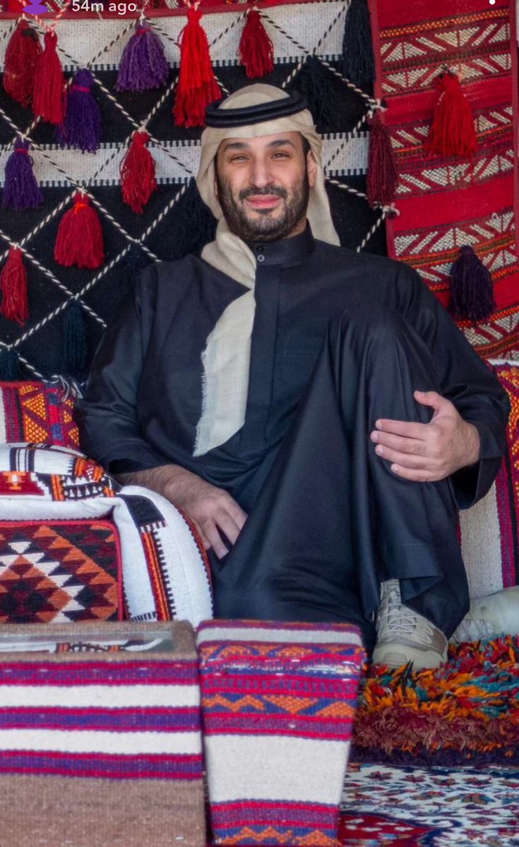 يادار هبّت على متنك صواديف
وعدوانك اللي يبونه ما تهيّا
جا لك ولد مكرمين الجار والضيف
والدّين وأهل العروبة والحميّا
خذاك بيديك عدّاك المشاريف
حتى جلستي على صدر الثّريا
والمملكة يومها بالخيل والسيف
جدّه معيي بها وابوه عيّا
#محمد_التأثير
#محمد_بن_سلمان