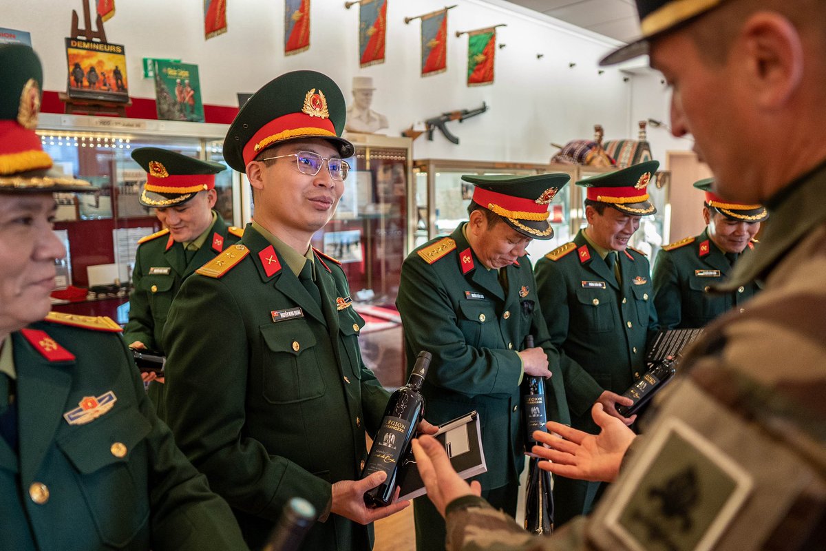 CDC1REG's tweet image. Plaisir d’accueillir une délégation vietnamienne pour échanger sur les savoir-faire de nos légionnaires.
Régiment ouvert sur le monde, le #1REG contribue à renforcer les liens avec les partenaires de l’@armeedeterre et en particulier ceux de la @COM6BLB en Indo-Pacifique 🇻🇳🤝🇫🇷