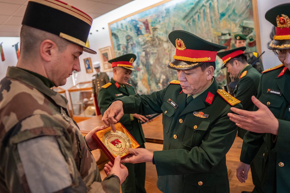 CDC1REG's tweet image. Plaisir d’accueillir une délégation vietnamienne pour échanger sur les savoir-faire de nos légionnaires.
Régiment ouvert sur le monde, le #1REG contribue à renforcer les liens avec les partenaires de l’@armeedeterre et en particulier ceux de la @COM6BLB en Indo-Pacifique 🇻🇳🤝🇫🇷