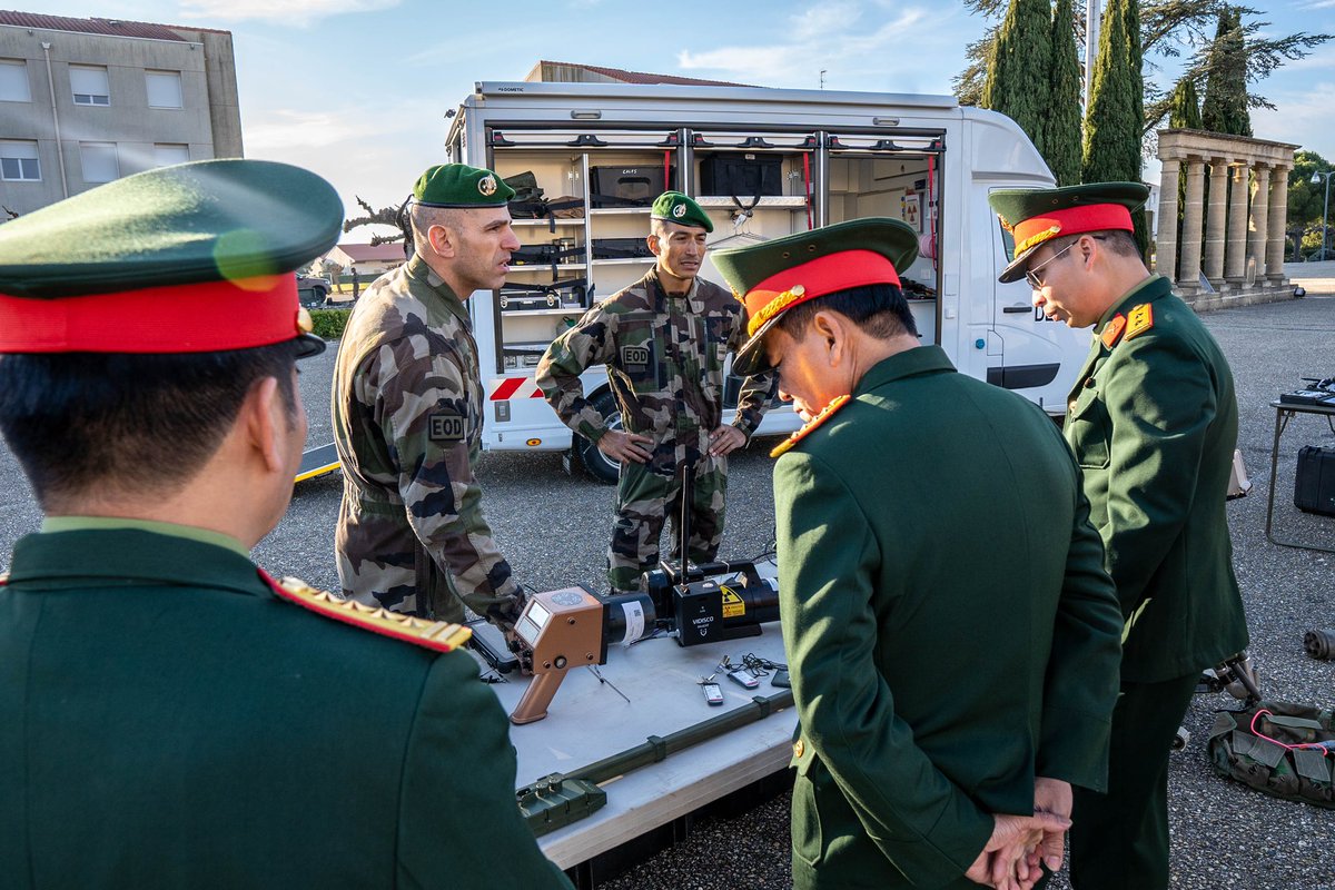 CDC1REG's tweet image. Plaisir d’accueillir une délégation vietnamienne pour échanger sur les savoir-faire de nos légionnaires.
Régiment ouvert sur le monde, le #1REG contribue à renforcer les liens avec les partenaires de l’@armeedeterre et en particulier ceux de la @COM6BLB en Indo-Pacifique 🇻🇳🤝🇫🇷