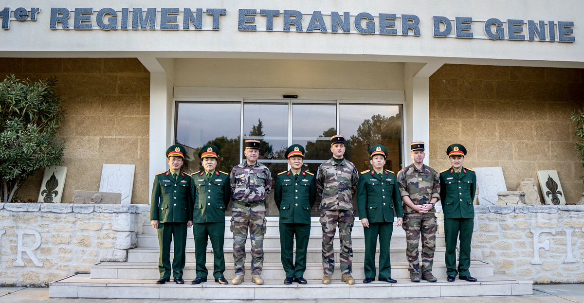 CDC1REG's tweet image. Plaisir d’accueillir une délégation vietnamienne pour échanger sur les savoir-faire de nos légionnaires.
Régiment ouvert sur le monde, le #1REG contribue à renforcer les liens avec les partenaires de l’@armeedeterre et en particulier ceux de la @COM6BLB en Indo-Pacifique 🇻🇳🤝🇫🇷