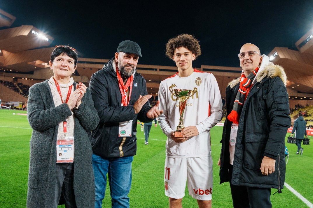 AS Monaco 🇲🇨 (@as_monaco) on Twitter photo Le <a href="/CSMonaco/">Club des Supporters de Monaco</a> a récompensé Maghnes Akliouche pour son début de saison réussi ❤️🤍
‣ #ASMPSG Le <a href="/CSMonaco/">Club des Supporters de Monaco</a> a récompensé Maghnes Akliouche pour son début de saison réussi ❤️🤍
‣ #ASMPSG