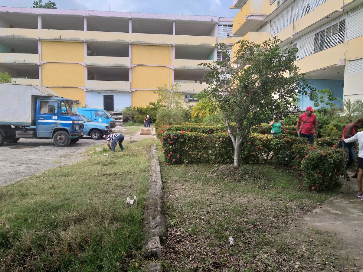 eptstgo's tweet image. Realizan los trabajadores de la Empresa Provincial de Transporte Santiago de Cuba  labores de limpieza y embellecimiento en saludo al 66 Aniversario del triunfo de la Revolución.
#MitransCuba
#eptstgo