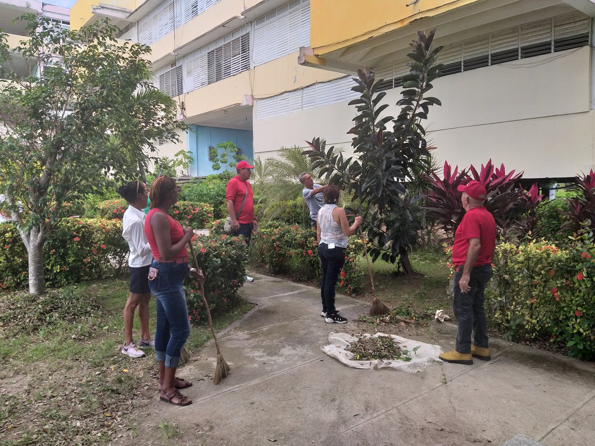eptstgo's tweet image. Realizan los trabajadores de la Empresa Provincial de Transporte Santiago de Cuba  labores de limpieza y embellecimiento en saludo al 66 Aniversario del triunfo de la Revolución.
#MitransCuba
#eptstgo