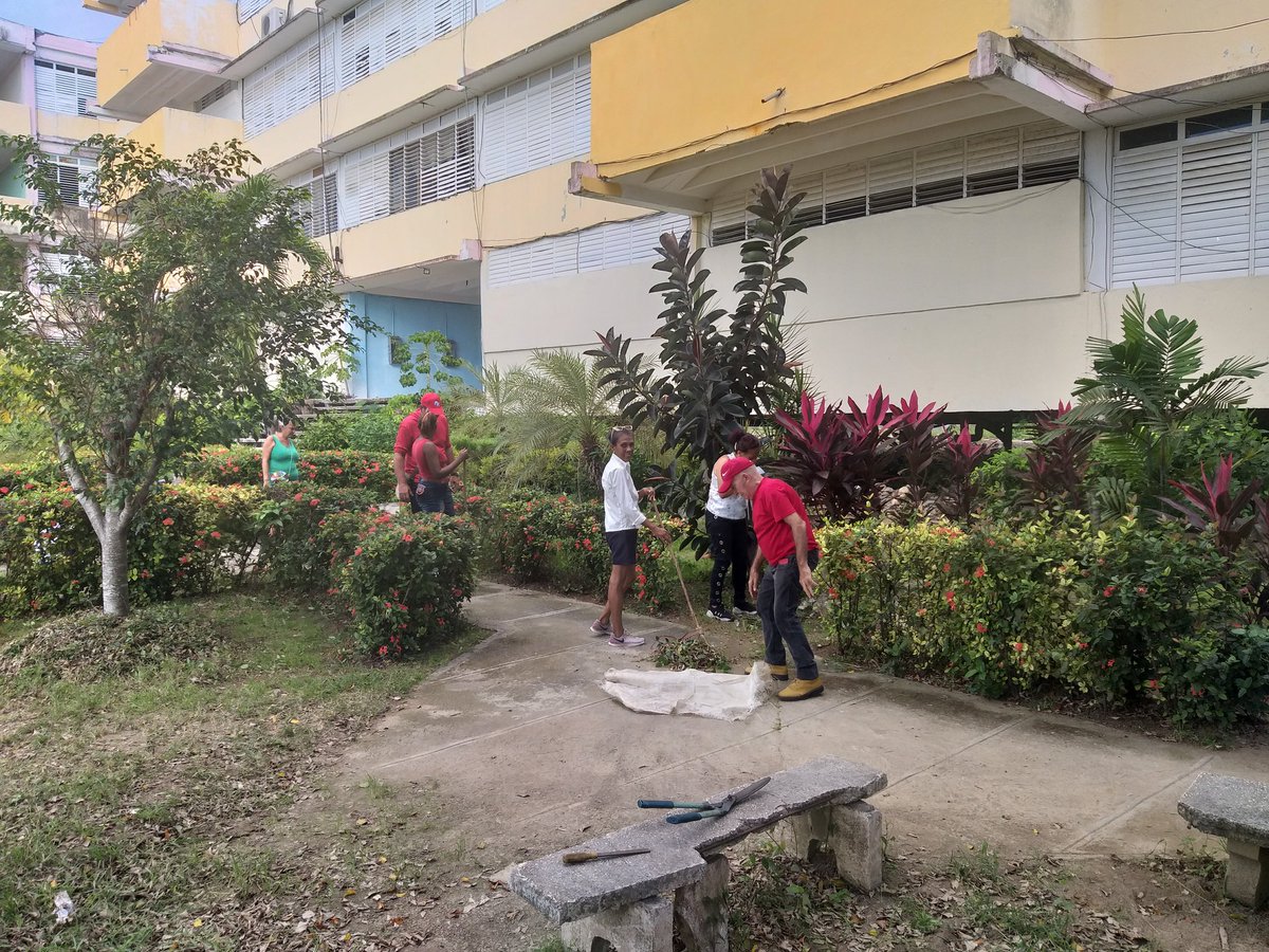 eptstgo's tweet image. Realizan los trabajadores de la Empresa Provincial de Transporte Santiago de Cuba  labores de limpieza y embellecimiento en saludo al 66 Aniversario del triunfo de la Revolución.
#MitransCuba
#eptstgo