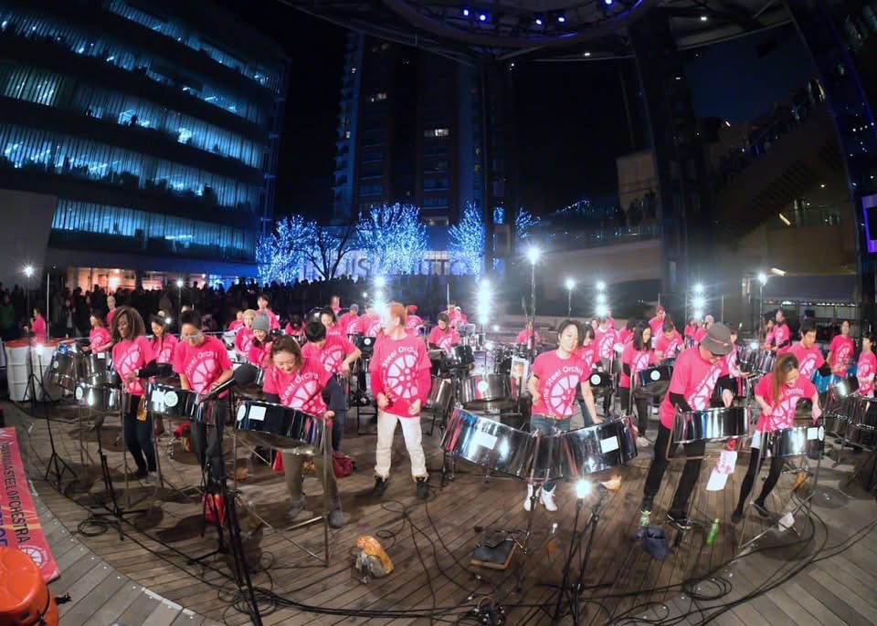 PanoramaSO's tweet photo. ★12/22Panorama Steel Orchestra出演情報★

本年最後のライブ演奏🎶
屋外の開催となります。暖かい服装でご来場下さい。

キラナXmasマーケット
＜チキン！チキン！チキン！＞
2024年12月22日（日）
11:00～17:00（演奏は13時）
キラナガーデン豊洲
無料（BBQは要予約。）
https://t.co/Czp6vFRAvS https://t.co/Xg6bQSGgoR