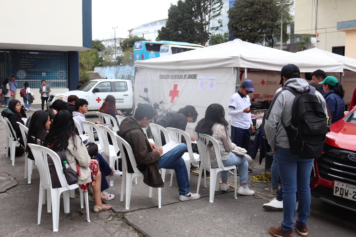 #Campaña 
El CIMET junto con la Cruz Roja Ecuatoriana, realizaron la campaña “Dona sangre, comparte esperanza”, en la que la comunidad de la UCE donó sangre de manera voluntaria.
Esta campaña se realiza en diciembre que es el mes con mayor cantidad de accidentes registrados.