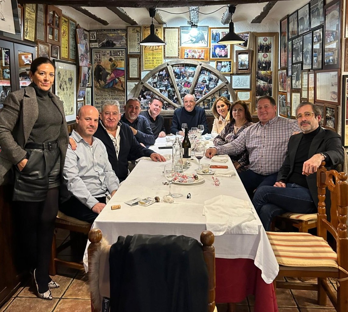 Hemos celebrado la comida de Navidad con una asistencia de compañeros de Albacete, pero también de Lanzarote y Alicante.
Un momento muy agradable. 
#FELIZNAVIDAD 
#Feliz2025