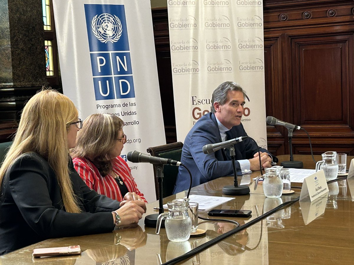 PNUDUruguay's tweet photo. #Ahora, comienza el lanzamiento del Ciclo de diálogo parlamentario, que coorganizamos con @Parlamento_UY y @escgobiernouru, en el marco de la transición legislativa 🇺🇾. Estas instancias de formación e intercambio para parlamentarios/as del período 2025-2030 iniciarán en febrero. https://t.co/ZB6F1qxYFL