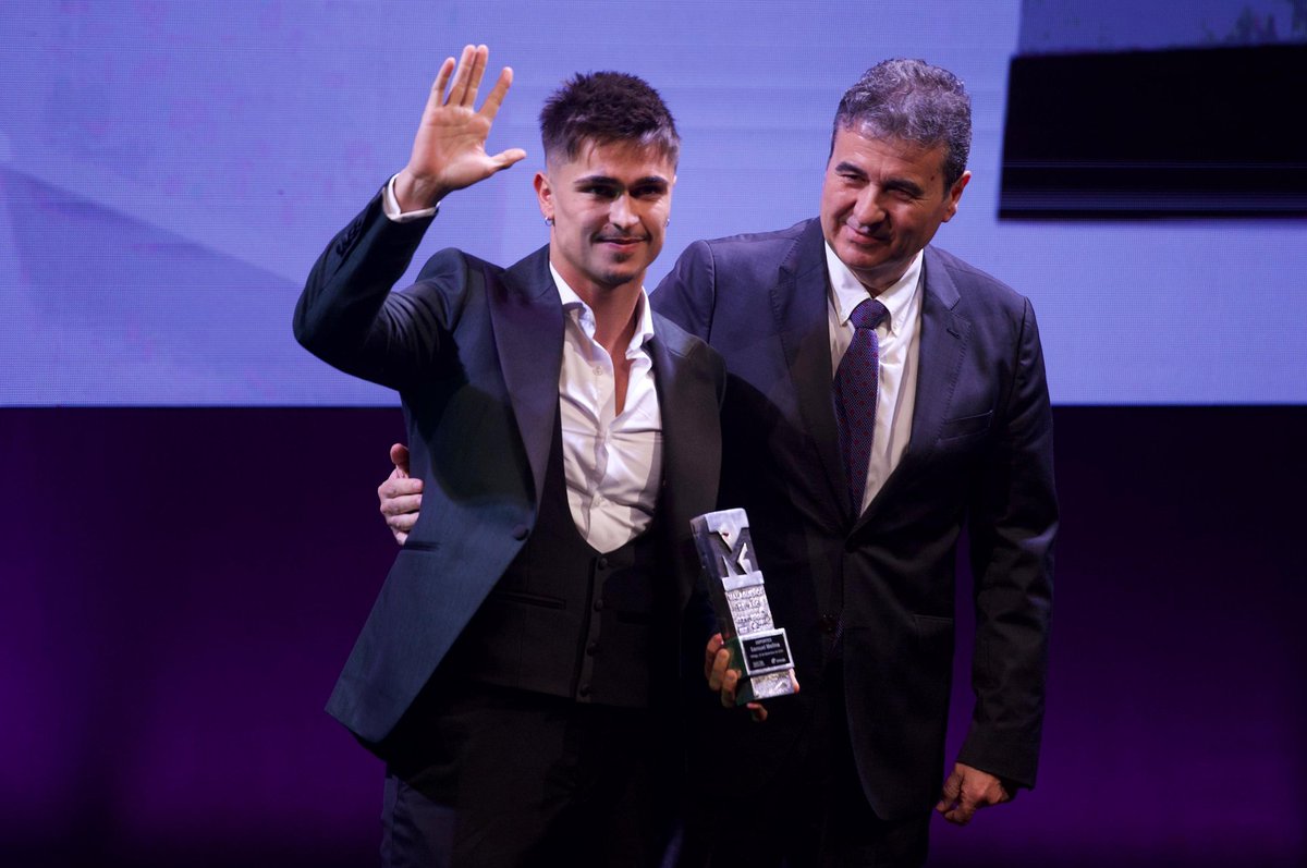 El periódico de Málaga (@diariosur) on Twitter photo 🏆 DIRECTO #PremioSUR | <a href="/samuel_molina29/">Samuel “La Esencia” Molina</a> :"Un deportivo si lo dejas en el desierto no funciona, así que quiero agradecerle lo que soy al equipo que tengo. Y quiero recordar que el boxeo me ha salvado de la calle. Y sí, sí se puede lograr cualquier cosa"
x.com/DiarioSUR/stat… 🏆 DIRECTO #PremioSUR | <a href="/samuel_molina29/">Samuel “La Esencia” Molina</a> :"Un deportivo si lo dejas en el desierto no funciona, así que quiero agradecerle lo que soy al equipo que tengo. Y quiero recordar que el boxeo me ha salvado de la calle. Y sí, sí se puede lograr cualquier cosa"
x.com/DiarioSUR/stat…
