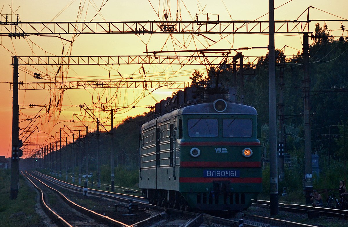 UraSlusar's tweet photo. Electric locomotive VL80K-161 rides towards the sunset... 1.09.2020

#Ukrzaliznytsia #Electric #ElectricLocomotive #VL80 #VL80k #trainspotter #trainspotting #railfan #railfanning #railwayphotography #eisenbahnfotografie #eisenbahnbilder #eisenbahnfotografie #nikonPhotography https://t.co/0ImzegjA9K