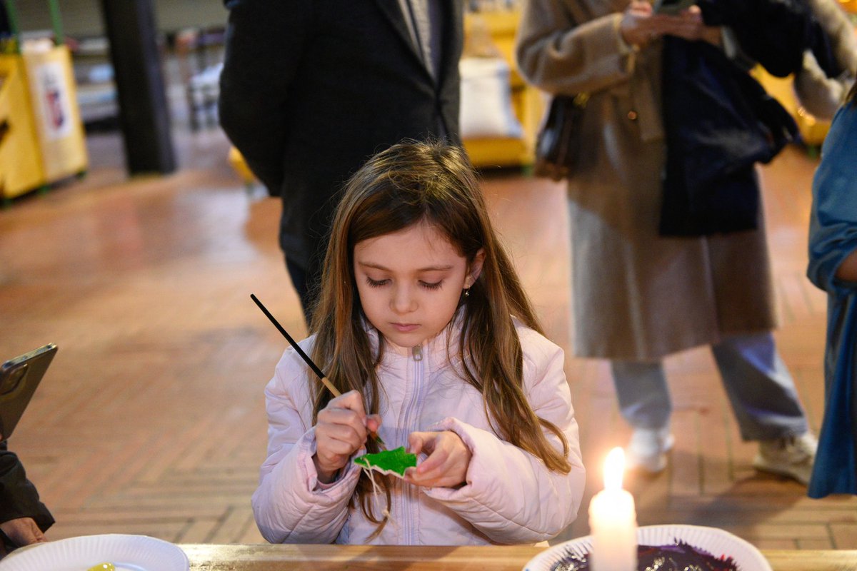 Pazari i Ri është transformuar në një fshat magjik Krishtlindjesh! 🎄✨🎅🏻 Deri më 31 dhjetor, fermerë nga Tirana dhe më gjerë sjellin produktet më të freskëta për tryezat tuaja festive. 🧀🥂

Ejani dhe shijoni atmosferën unike me muzikë, art dhe shumë buzëqeshje! 🎶